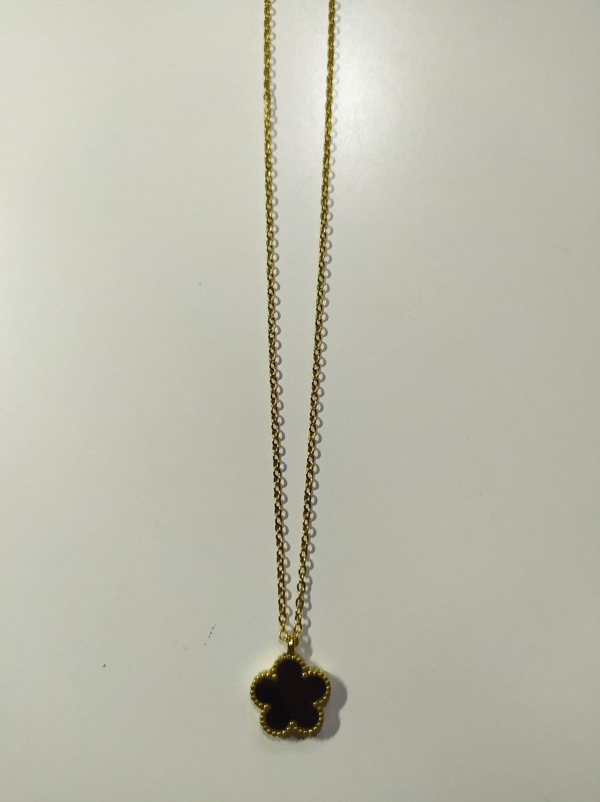 Collar con colgante trebol cinco hojas negro - additional image 3