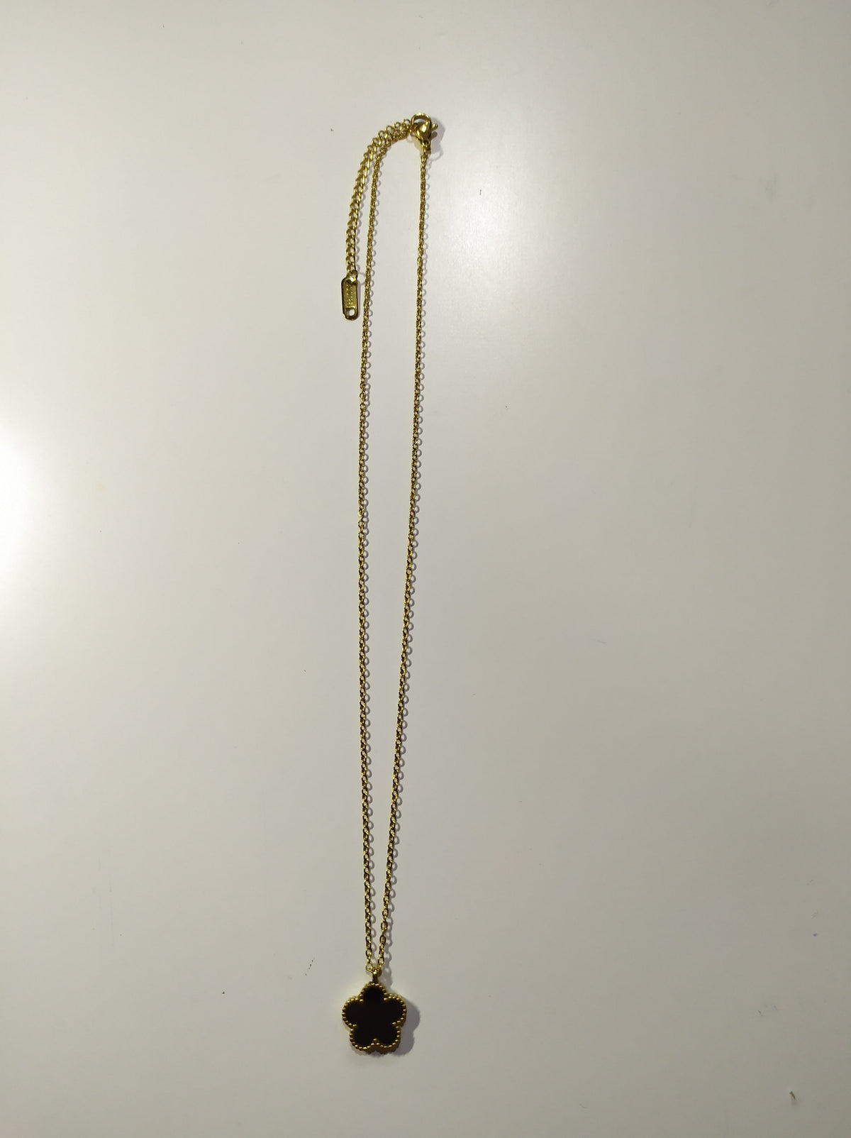 Collar con colgante trebol cinco hojas negro - additional image 4